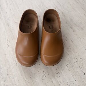 GARDENHEIR Italian Garden Clogs in Wheat, size Euro 39